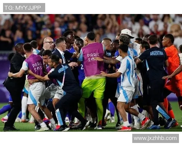 球迷偶遇足球巨星瞬间现场反应揭秘 与球星亲密接触的真实感受